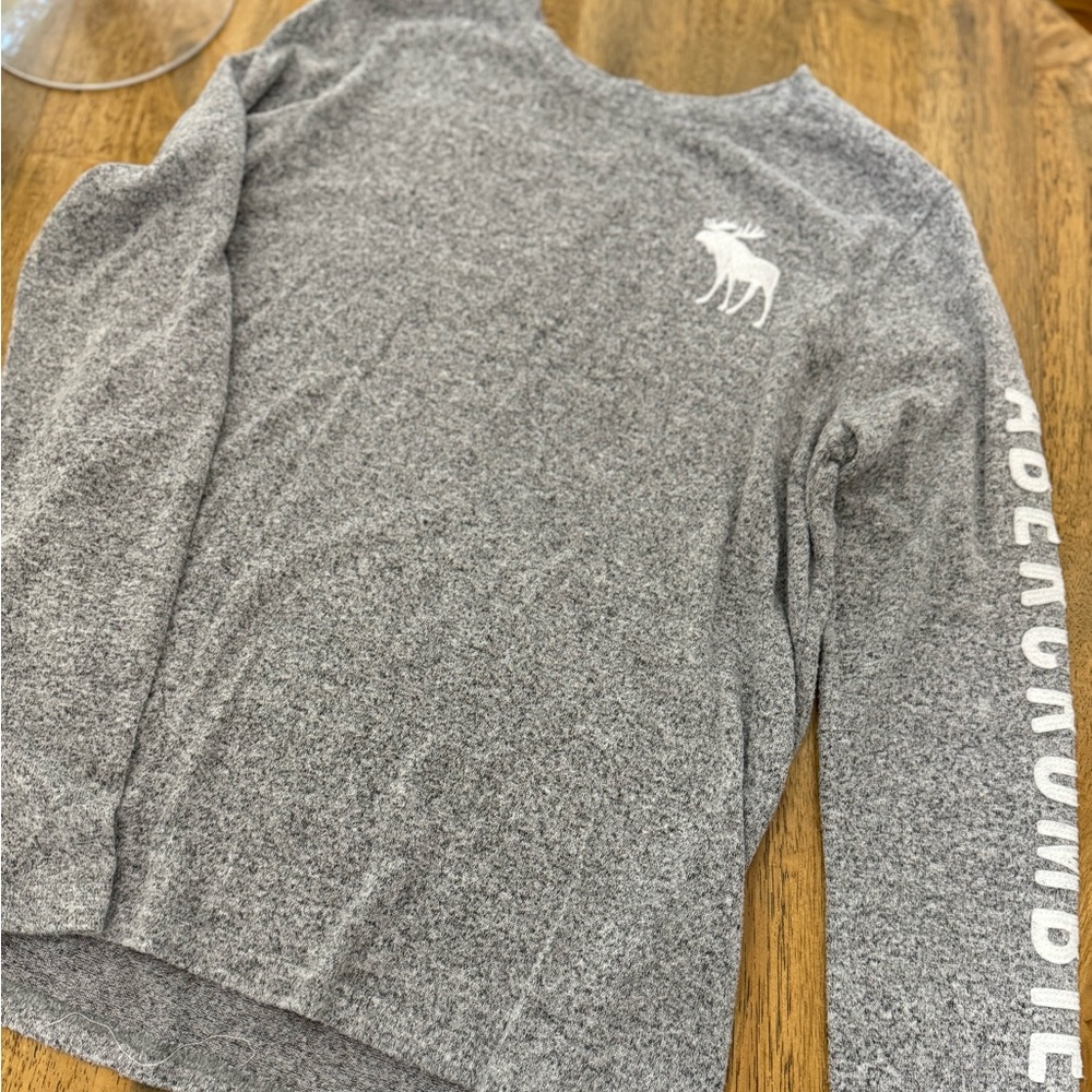Abercrombie kids size 15/16 gray long sleeve soft shirt
